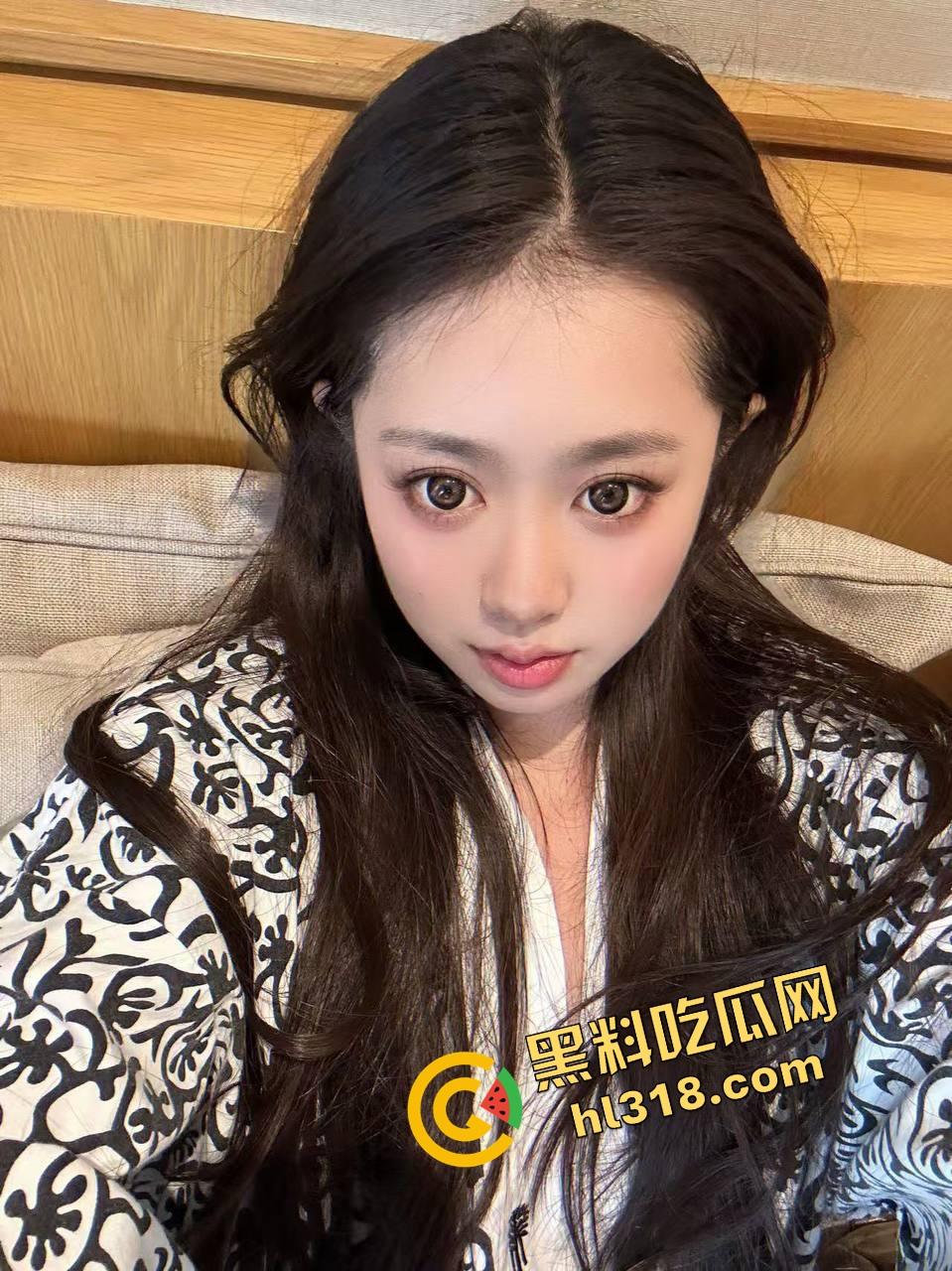 清纯母狗在私人影院被玩坏,无套传教士压住小屁股狂操,娇羞捂脸装不下去,后入大屌直接干到嗓子眼求饶!-5