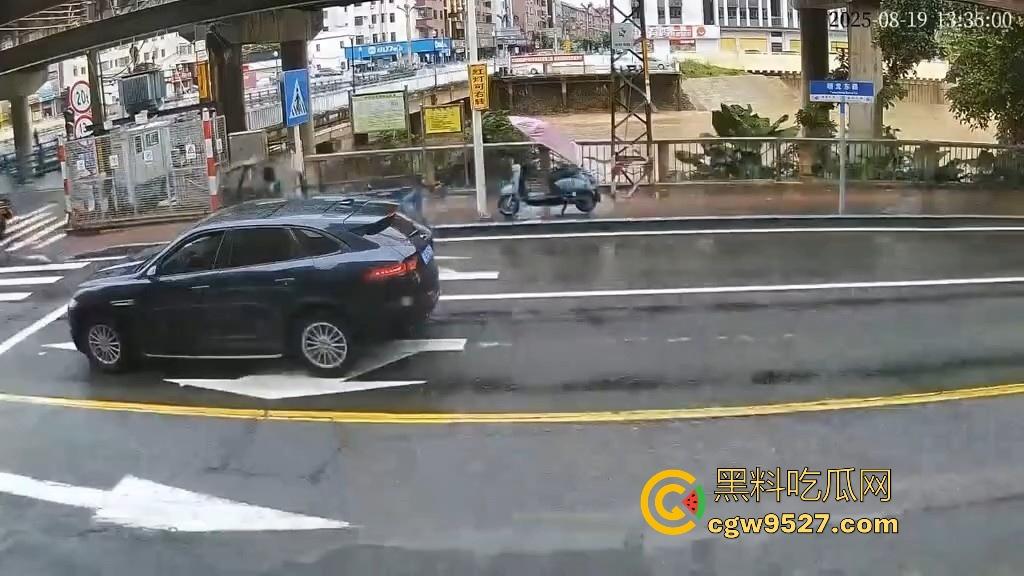 东莞一女司机开车掉河里,车辆像脱缰野马般直冲河中,送医院抢救无效死亡!-2