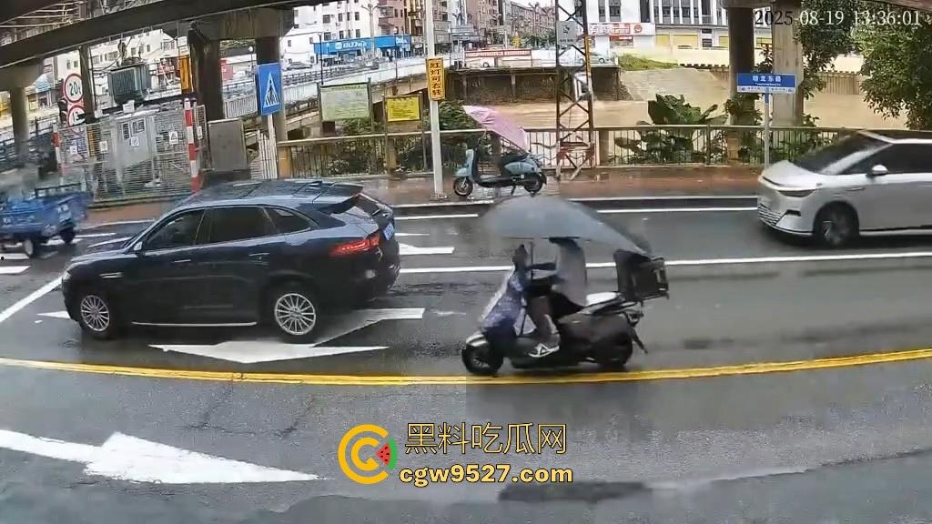 东莞一女司机开车掉河里,车辆像脱缰野马般直冲河中,送医院抢救无效死亡!-3