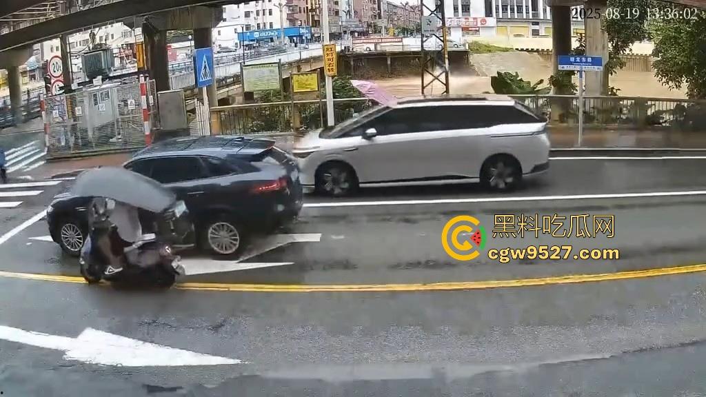 东莞一女司机开车掉河里,车辆像脱缰野马般直冲河中,送医院抢救无效死亡!-4