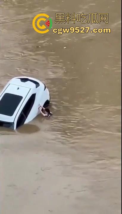 东莞一女司机开车掉河里,车辆像脱缰野马般直冲河中,送医院抢救无效死亡!-6