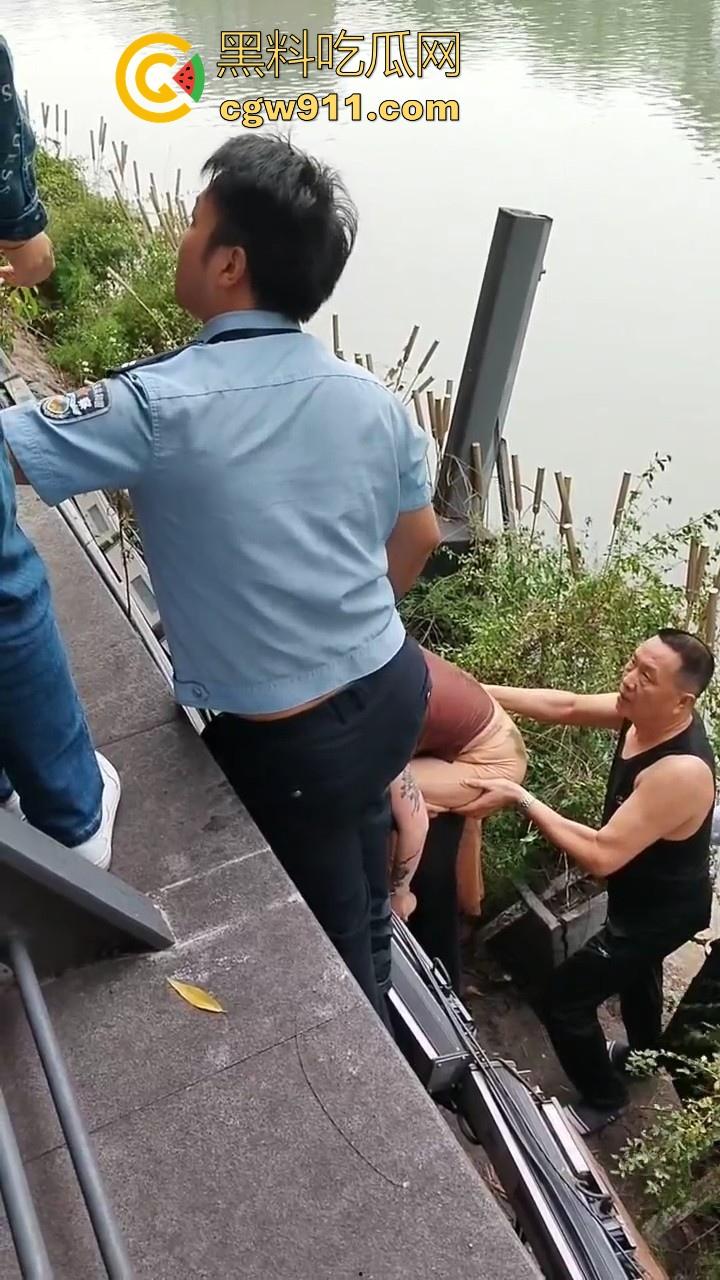 四川成都性感微胖姑娘年纪轻轻跳河,却被好心人救上来,感觉像为情所伤,大妈都纷纷围观!-2