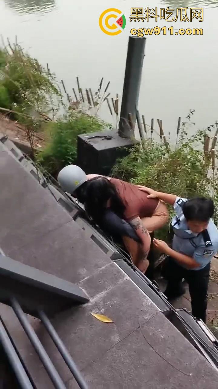四川成都性感微胖姑娘年纪轻轻跳河,却被好心人救上来,感觉像为情所伤,大妈都纷纷围观!-3