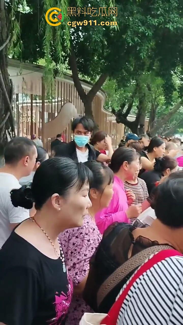 四川成都性感微胖姑娘年纪轻轻跳河,却被好心人救上来,感觉像为情所伤,大妈都纷纷围观!-5