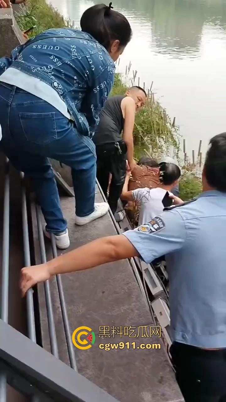 四川成都性感微胖姑娘年纪轻轻跳河,却被好心人救上来,感觉像为情所伤,大妈都纷纷围观!-6