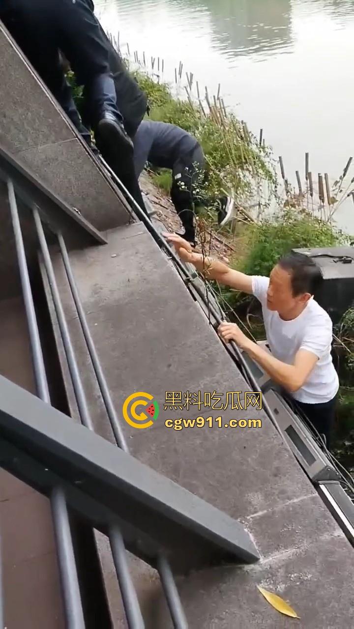 四川成都性感微胖姑娘年纪轻轻跳河,却被好心人救上来,感觉像为情所伤,大妈都纷纷围观!-7