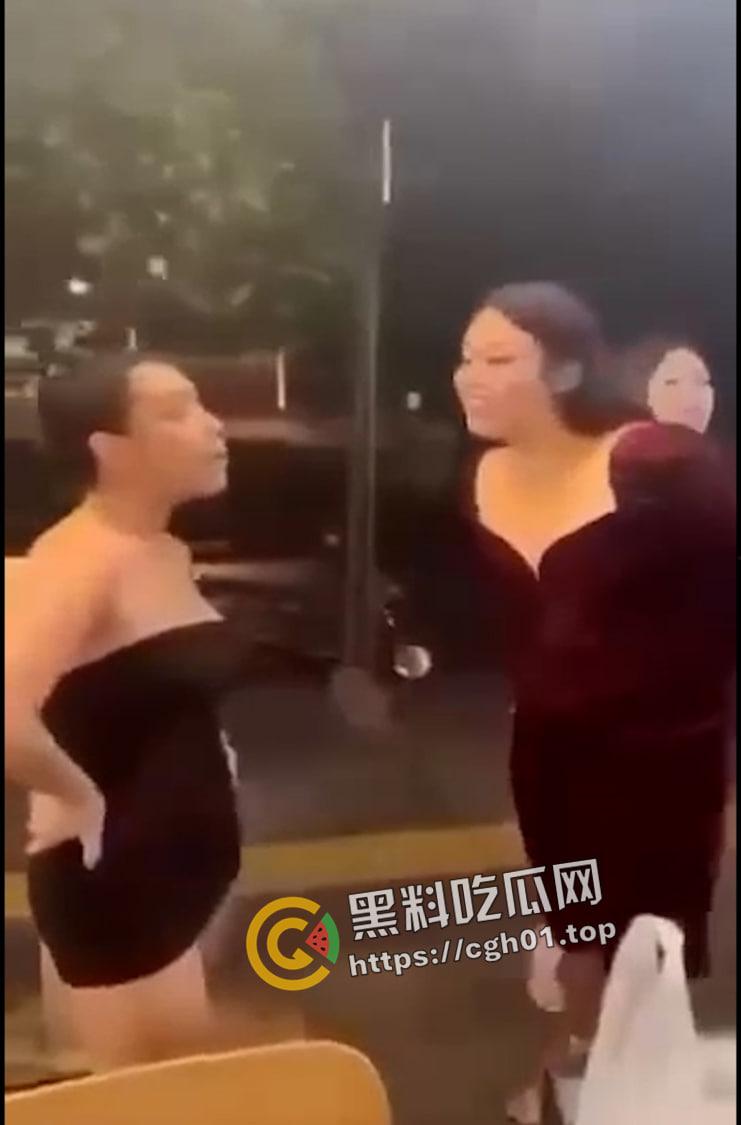 泰国爆发泰菲人妖大战！警察都拦不住 打到屌和奶子都乱飞 最后泰国人妖大胜 现场视频曝光-8