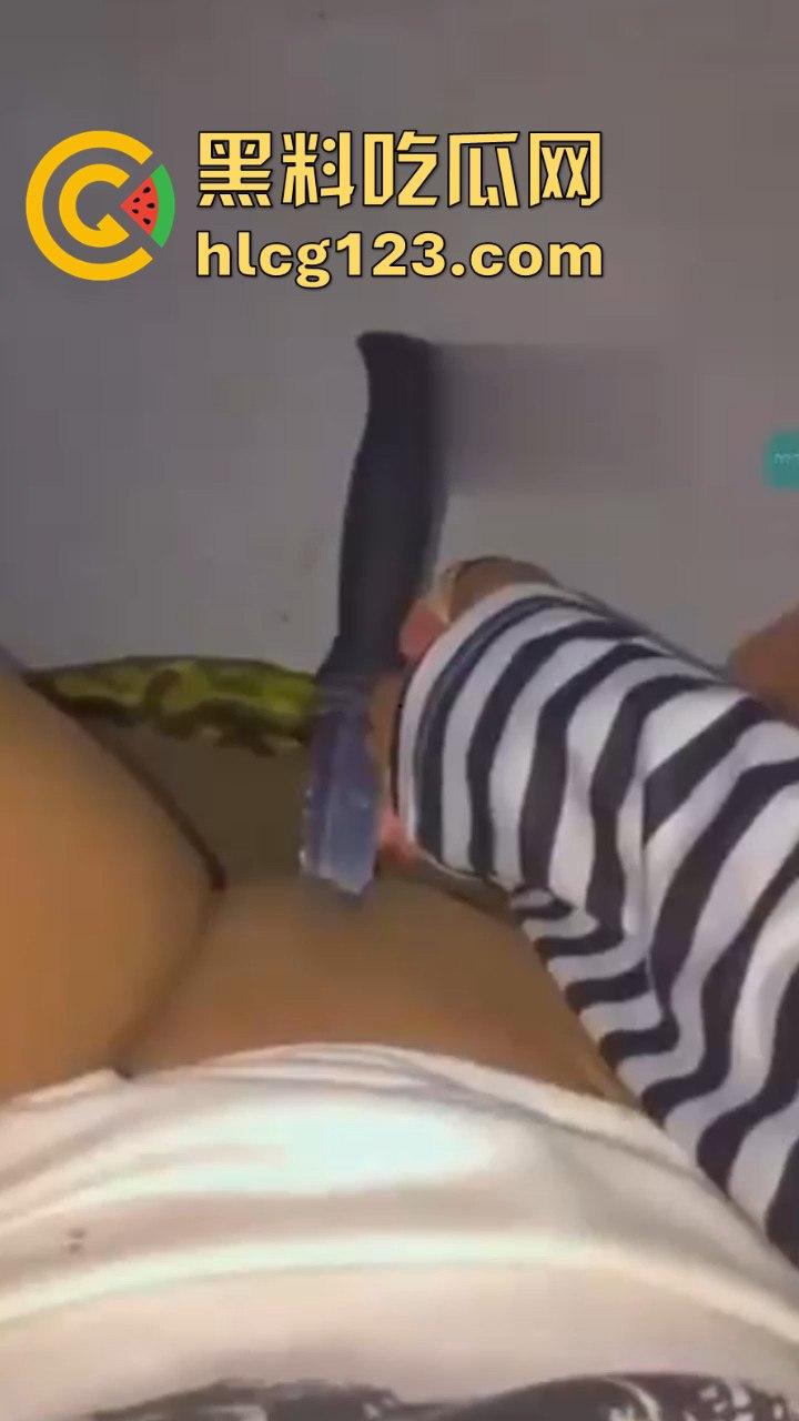 命悬一线的自慰方式？国外白虎妹用长刀自慰，刀光剑影间的快感与危险齐飞！-3