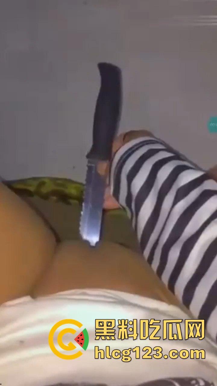 命悬一线的自慰方式？国外白虎妹用长刀自慰，刀光剑影间的快感与危险齐飞！-8