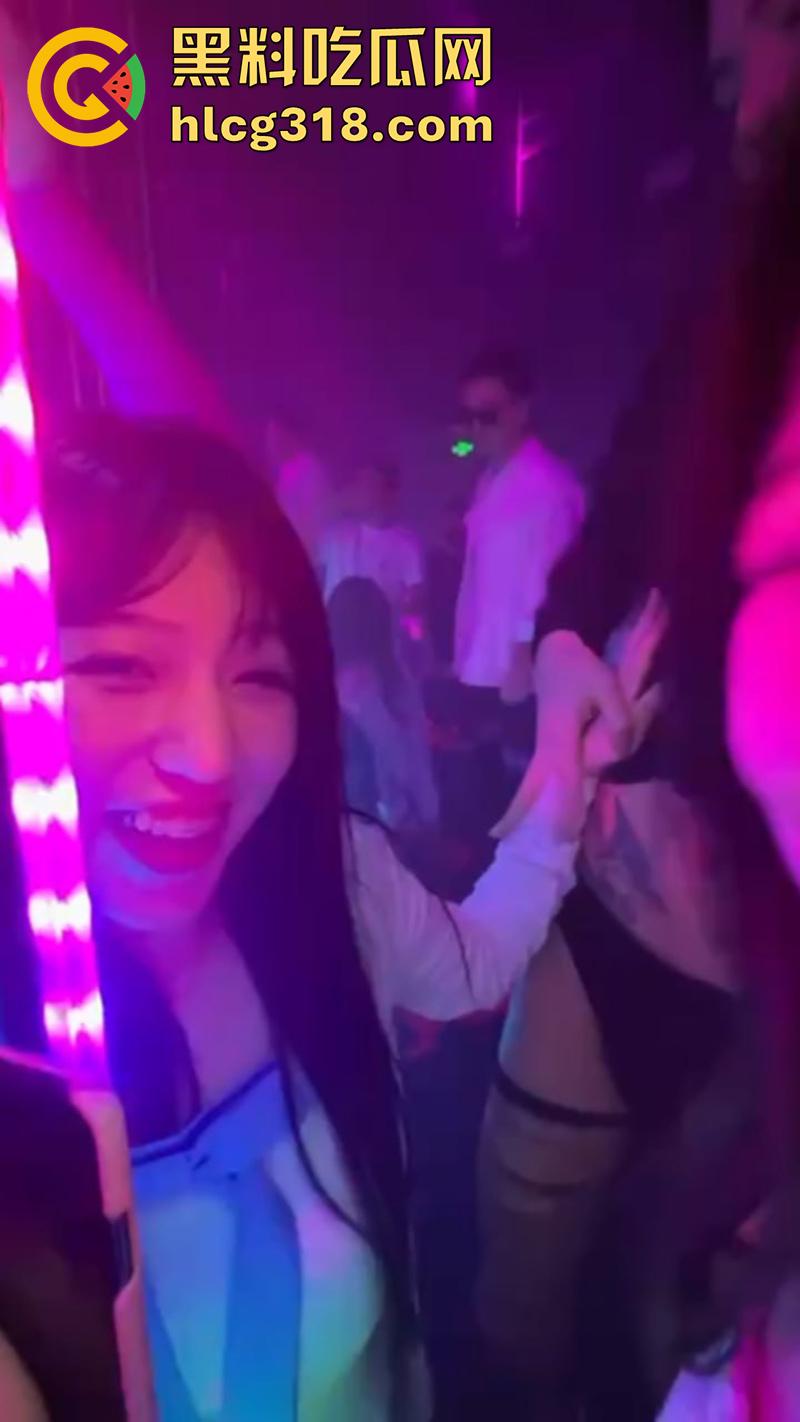 校园女神竟是舔肛狂人,湖北师范学院【胡茜婷】,众人追捧的校园女神,私下秒变母狗,小粉穴超诱人!-3