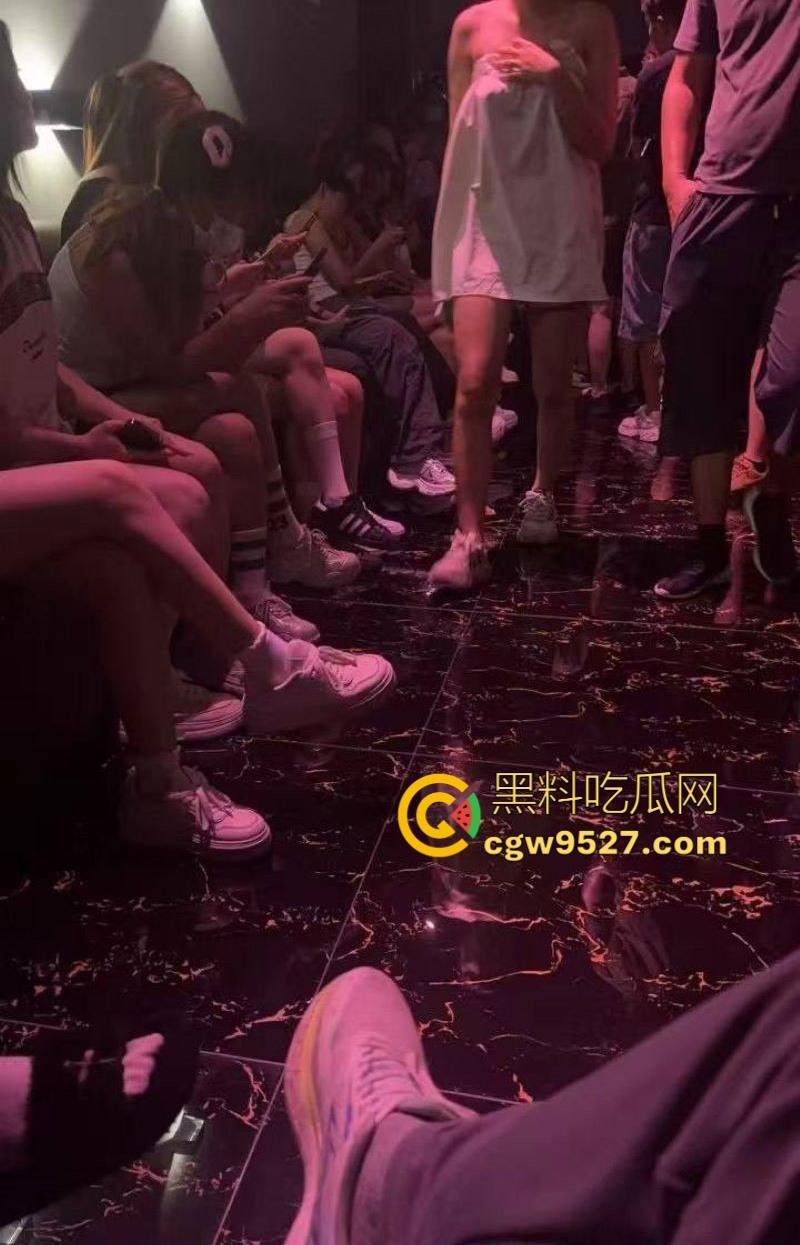 重庆莎莎舞推出新套餐啦!20元5分钟肆意揉奶扣逼,脸贴脸,肚贴肚,摩擦生热,这价格要什么自行车!-2