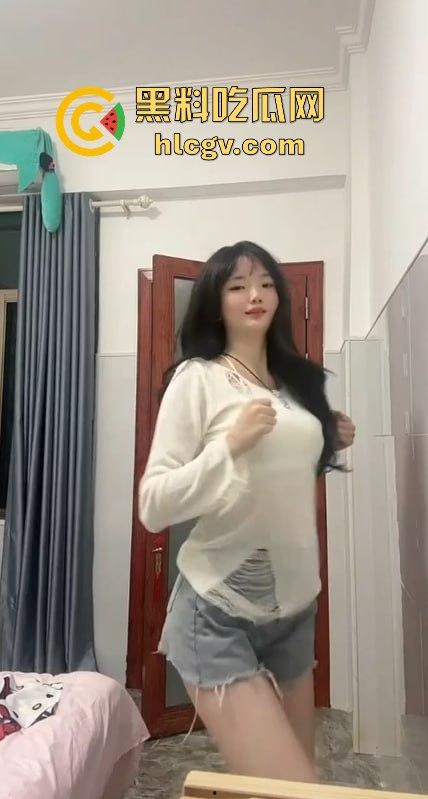 快手反差嫩妹【左嫡】清纯脸背后的秘密！胸前花蝴蝶纹身暴露真相，不是精盆就是肉便器！-5