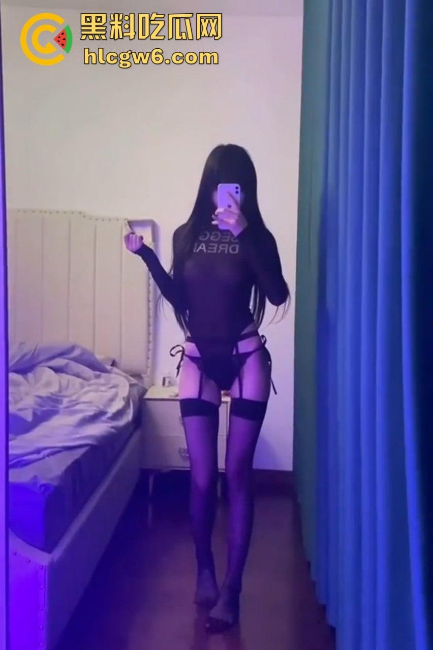 抖音高颜值网红23万粉丝的女神『 恋爱绝缘体』私密视频外流，可甜可萝秒变销魂尤物，高价定制曝光！-9