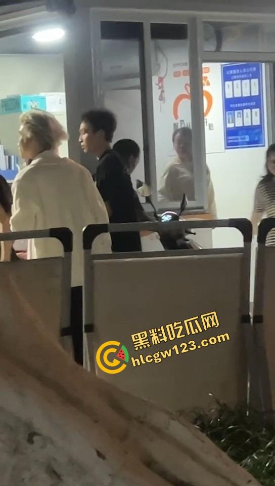 舔狗现世报,重庆小伙女友宿舍楼下偶遇女友出轨惨被当面打脸,感情不是你冲上去就能抢回来的!-4