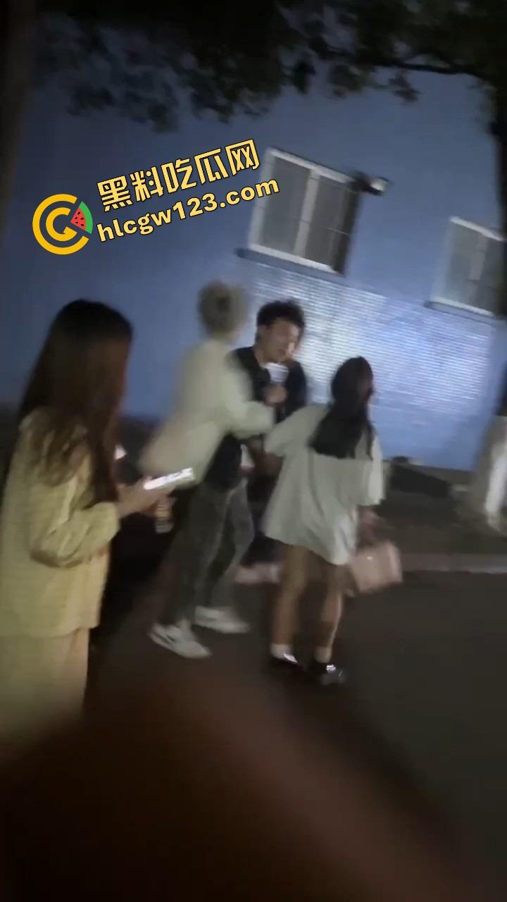 舔狗现世报,重庆小伙女友宿舍楼下偶遇女友出轨惨被当面打脸,感情不是你冲上去就能抢回来的!-5