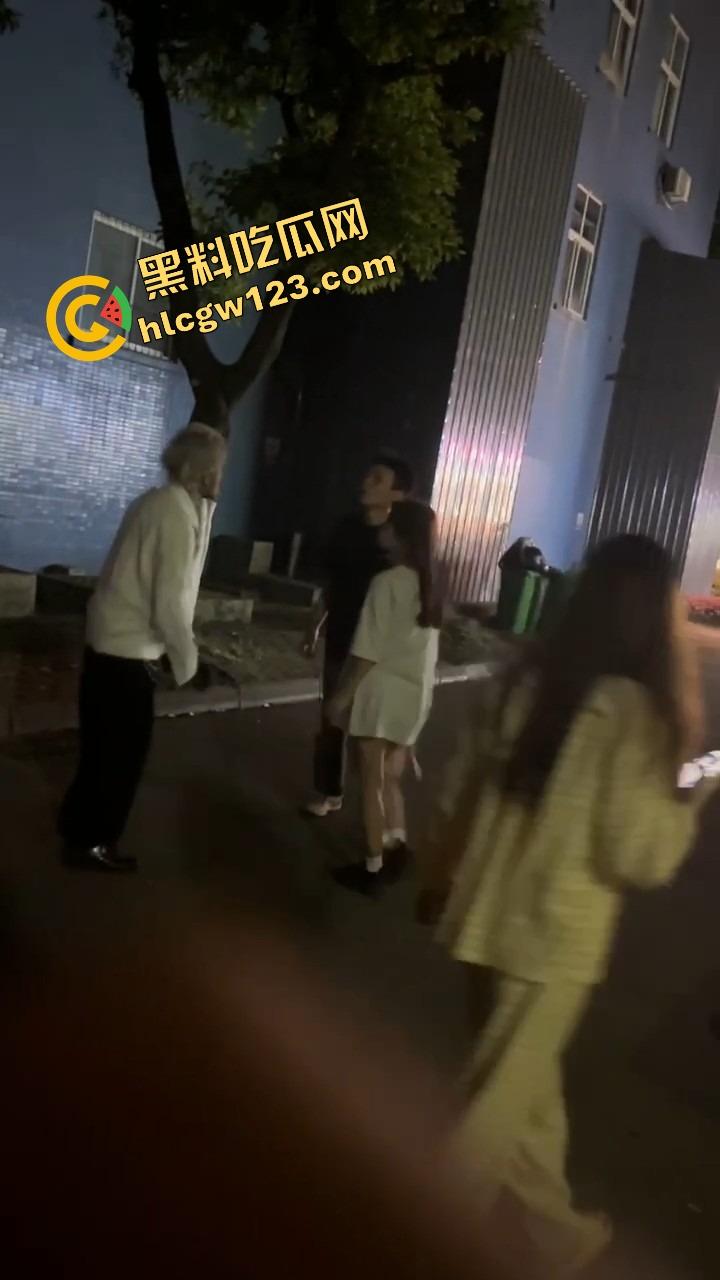 舔狗现世报,重庆小伙女友宿舍楼下偶遇女友出轨惨被当面打脸,感情不是你冲上去就能抢回来的!-6