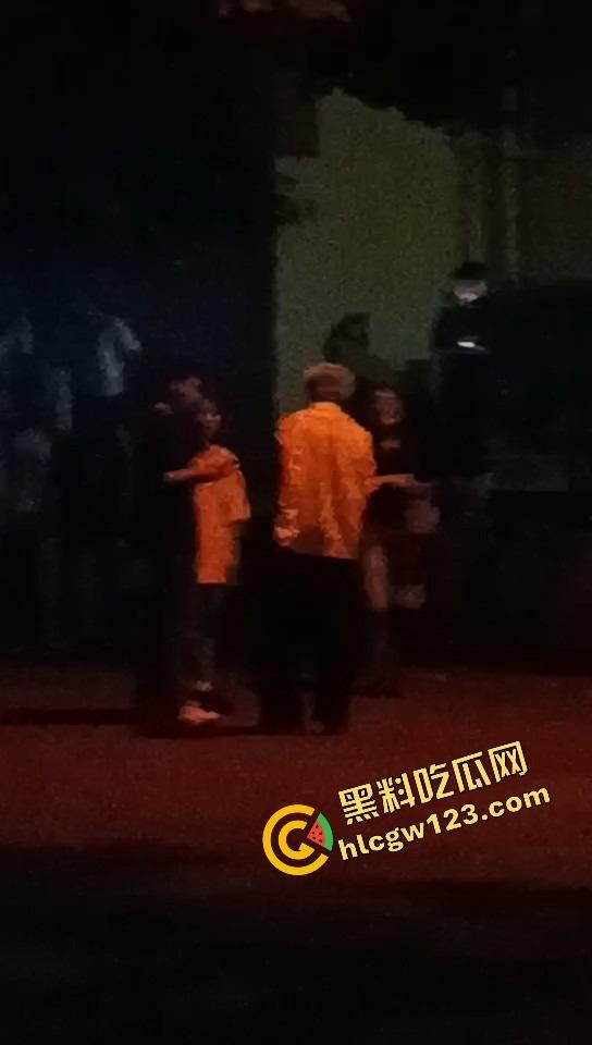 舔狗现世报,重庆小伙女友宿舍楼下偶遇女友出轨惨被当面打脸,感情不是你冲上去就能抢回来的!-9