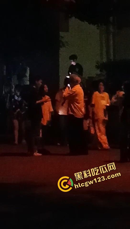 舔狗现世报,重庆小伙女友宿舍楼下偶遇女友出轨惨被当面打脸,感情不是你冲上去就能抢回来的!-10