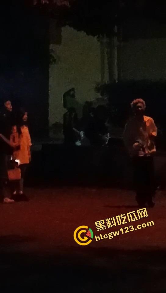 舔狗现世报,重庆小伙女友宿舍楼下偶遇女友出轨惨被当面打脸,感情不是你冲上去就能抢回来的!-12