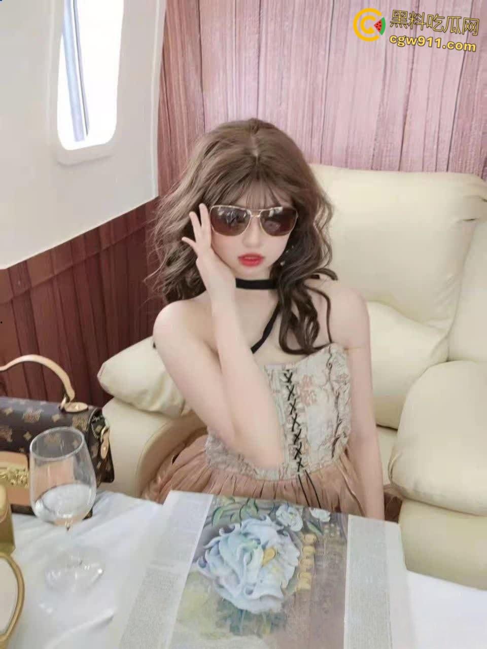 高颜值极品身材小萝莉，被富家公子调教成发情母狗，身穿情趣护士开档白丝，被两人疯狂无套抽插 ！-1