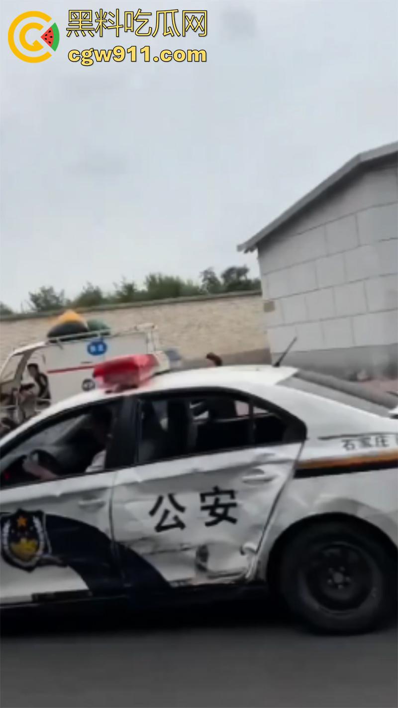 石家庄和平路高架，一男子抢夺了一辆警车，一路连撞数人，最终被多辆警车合力逼停，现场多人受伤。-1