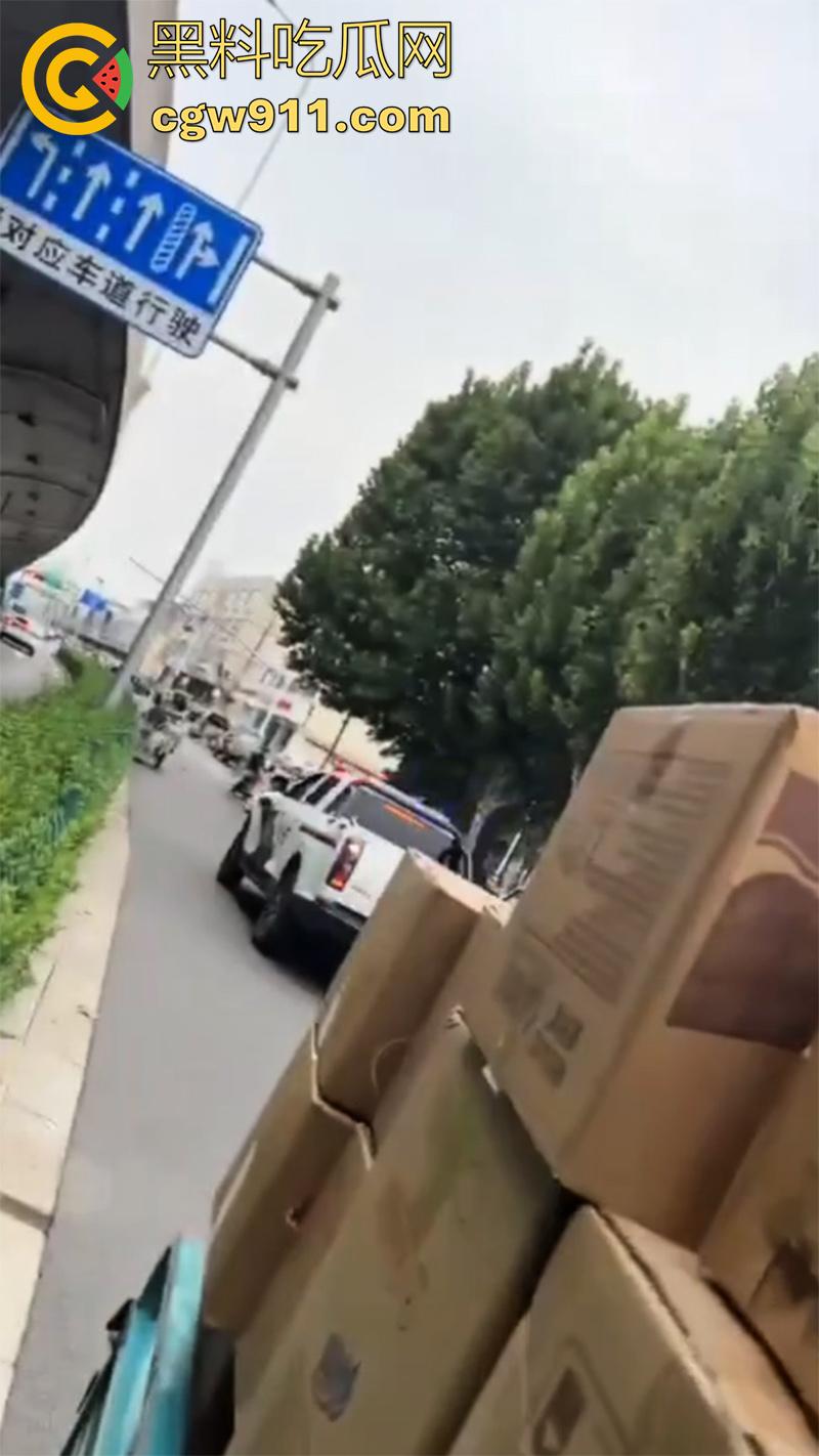 石家庄和平路高架，一男子抢夺了一辆警车，一路连撞数人，最终被多辆警车合力逼停，现场多人受伤。-2