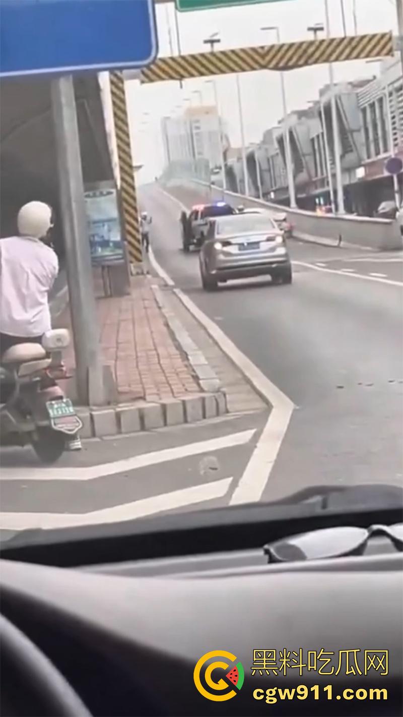 石家庄和平路高架，一男子抢夺了一辆警车，一路连撞数人，最终被多辆警车合力逼停，现场多人受伤。-3