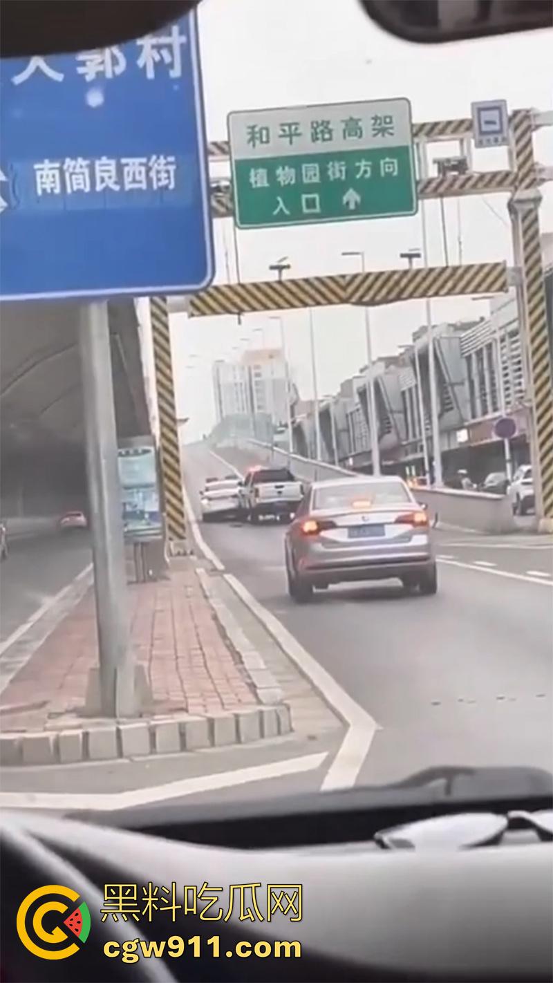 石家庄和平路高架，一男子抢夺了一辆警车，一路连撞数人，最终被多辆警车合力逼停，现场多人受伤。-5