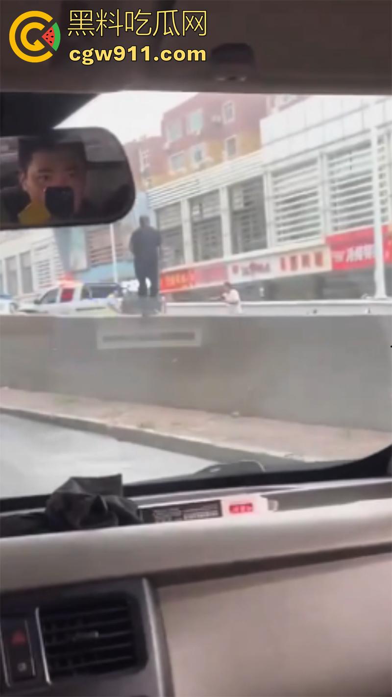 石家庄和平路高架，一男子抢夺了一辆警车，一路连撞数人，最终被多辆警车合力逼停，现场多人受伤。-6