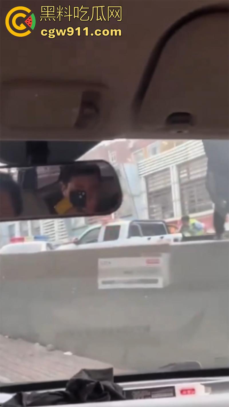 石家庄和平路高架，一男子抢夺了一辆警车，一路连撞数人，最终被多辆警车合力逼停，现场多人受伤。-7