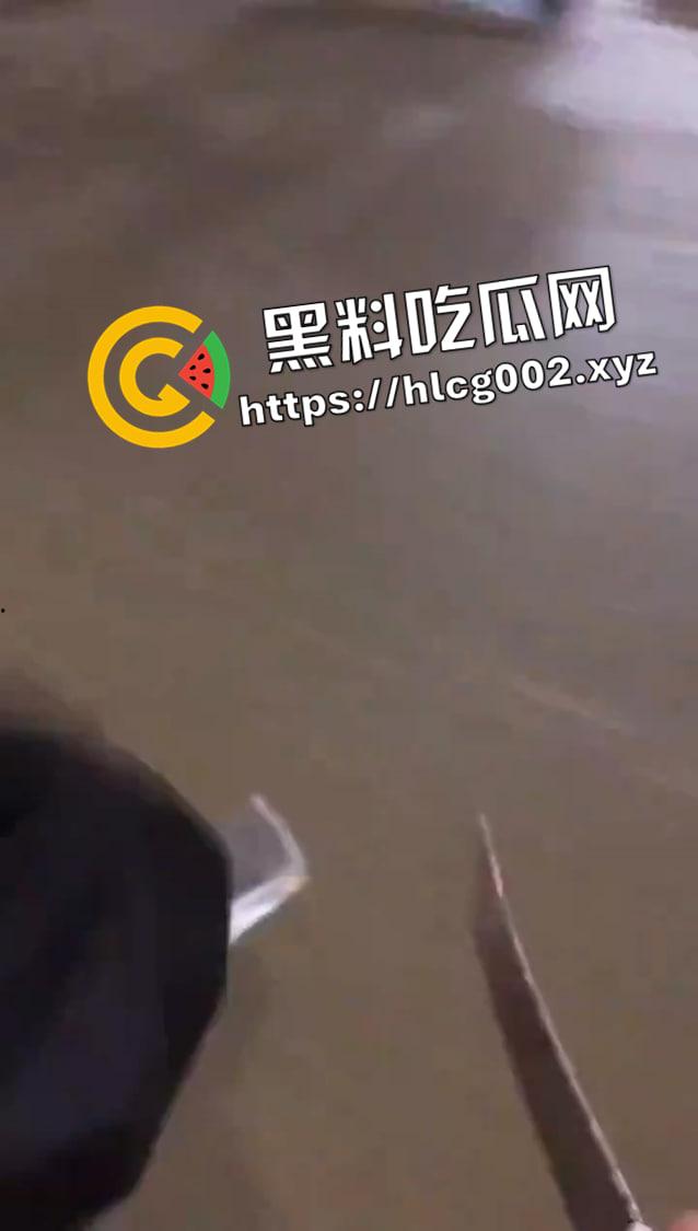 广东揭阳普宁精神小伙砍人现场！两人当场盖布吃席 现场画面曝光-5