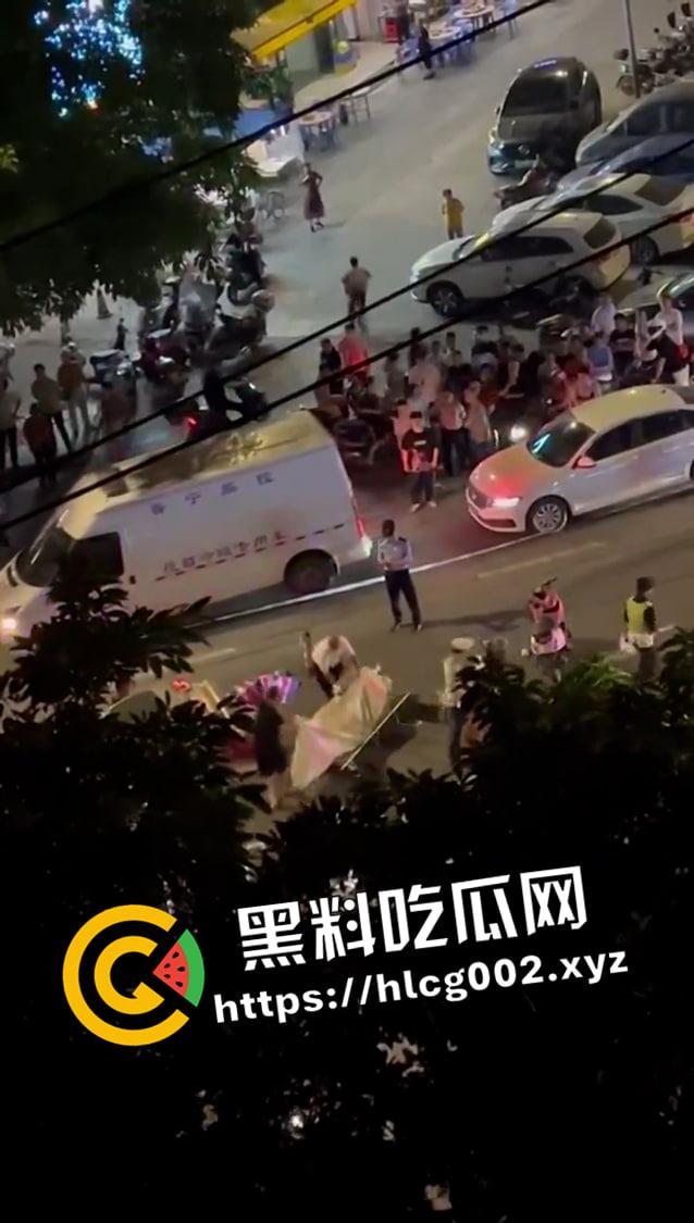 广东揭阳普宁精神小伙砍人现场！两人当场盖布吃席 现场画面曝光-7