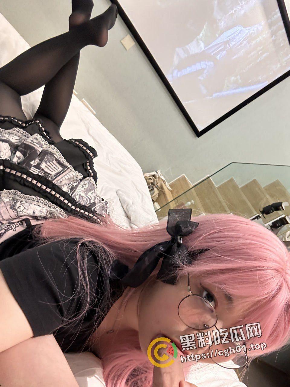 绝版资源!推特反差婊【siasiasia47】超爱吃几把的臭母狗 阿黑颜真的顶 全套资源独家整理-10