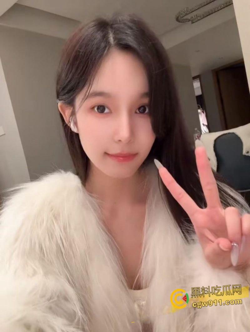 郑州科技学院音乐舞蹈系【冯佩霞】,背着男友私下约会金主,耀眼的女神竟是随意玩弄的泄欲工具!-1