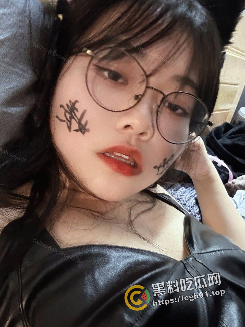 绝版资源!推特反差婊【siasiasia47】超爱吃几把的臭母狗 阿黑颜真的顶 全套资源独家整理-50