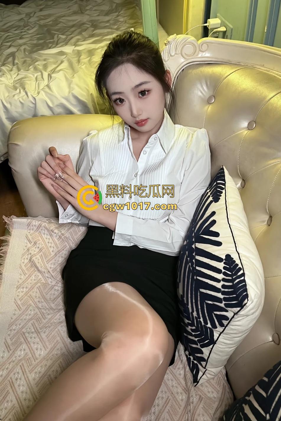 小儿子被妈妈强迫亲脚，隔肉丝亲B搞得老妈还淫叫，被脚压着头去舔还嫌弃，小伙子我劝你别不识好歹？-1