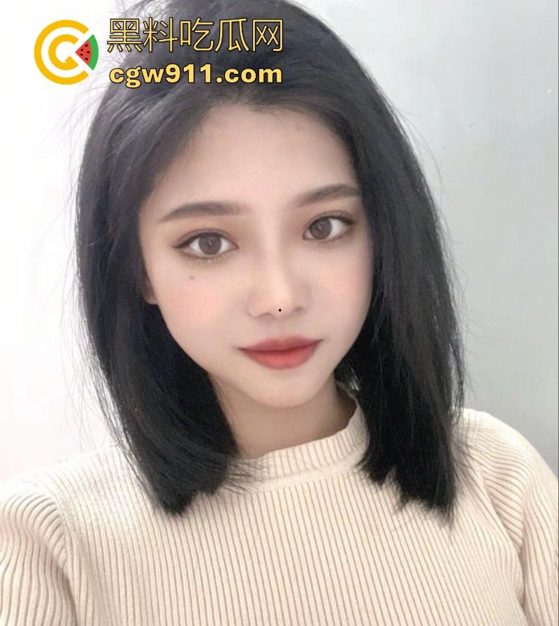 潮汕极品人妻【李雅晴】网聊约炮，勾引炮友裸聊自慰，纤手揉奶乳交假屌，道具狂插骚穴淫水喷溅，骚的一批！-2