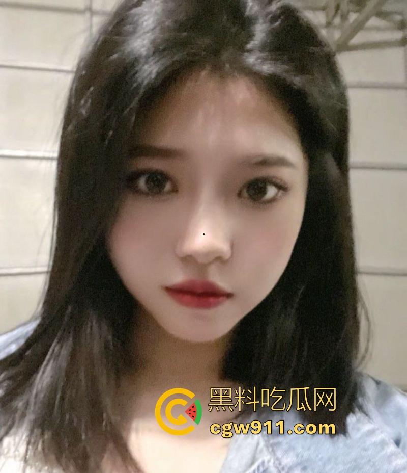 潮汕极品人妻【李雅晴】网聊约炮，勾引炮友裸聊自慰，纤手揉奶乳交假屌，道具狂插骚穴淫水喷溅，骚的一批！-4