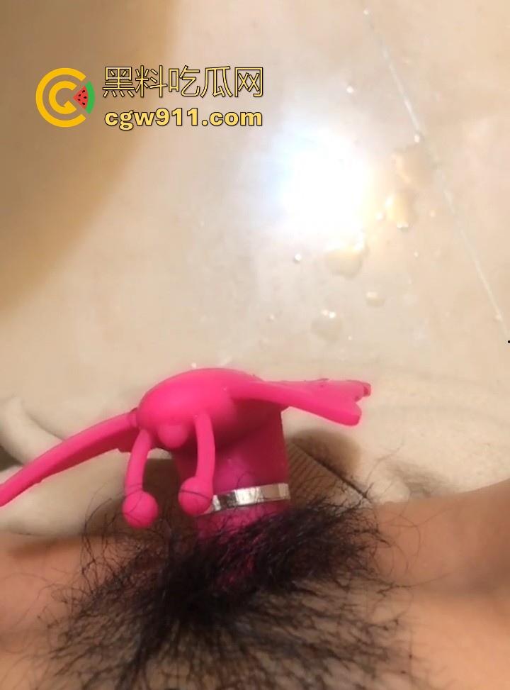 潮汕极品人妻【李雅晴】网聊约炮，勾引炮友裸聊自慰，纤手揉奶乳交假屌，道具狂插骚穴淫水喷溅，骚的一批！-9