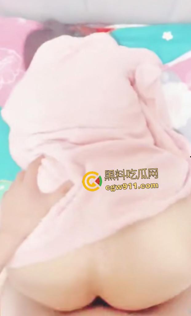 海角东北少年的陪读妈妈，叛逆少年恋母情结爆发，趁爸养猪在家把老妈上了，用爹的避孕套操妈！-6