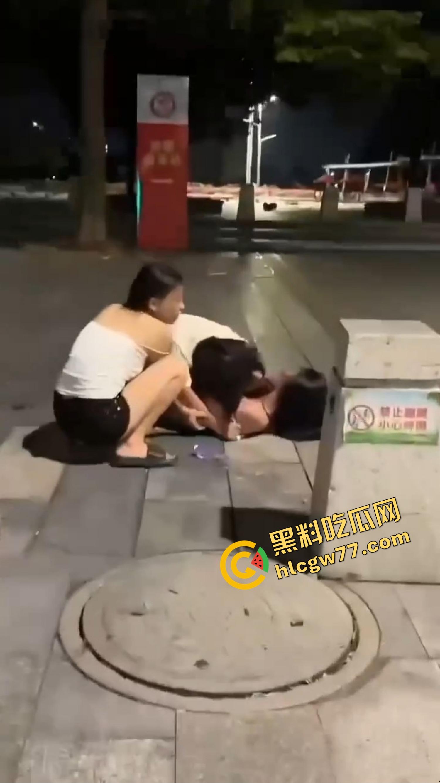 南昌精神小妹当街撕逼奶都露了，精神小伙骑电瓶车劝架他不是拉架，他是开电瓶车撞进去！-1