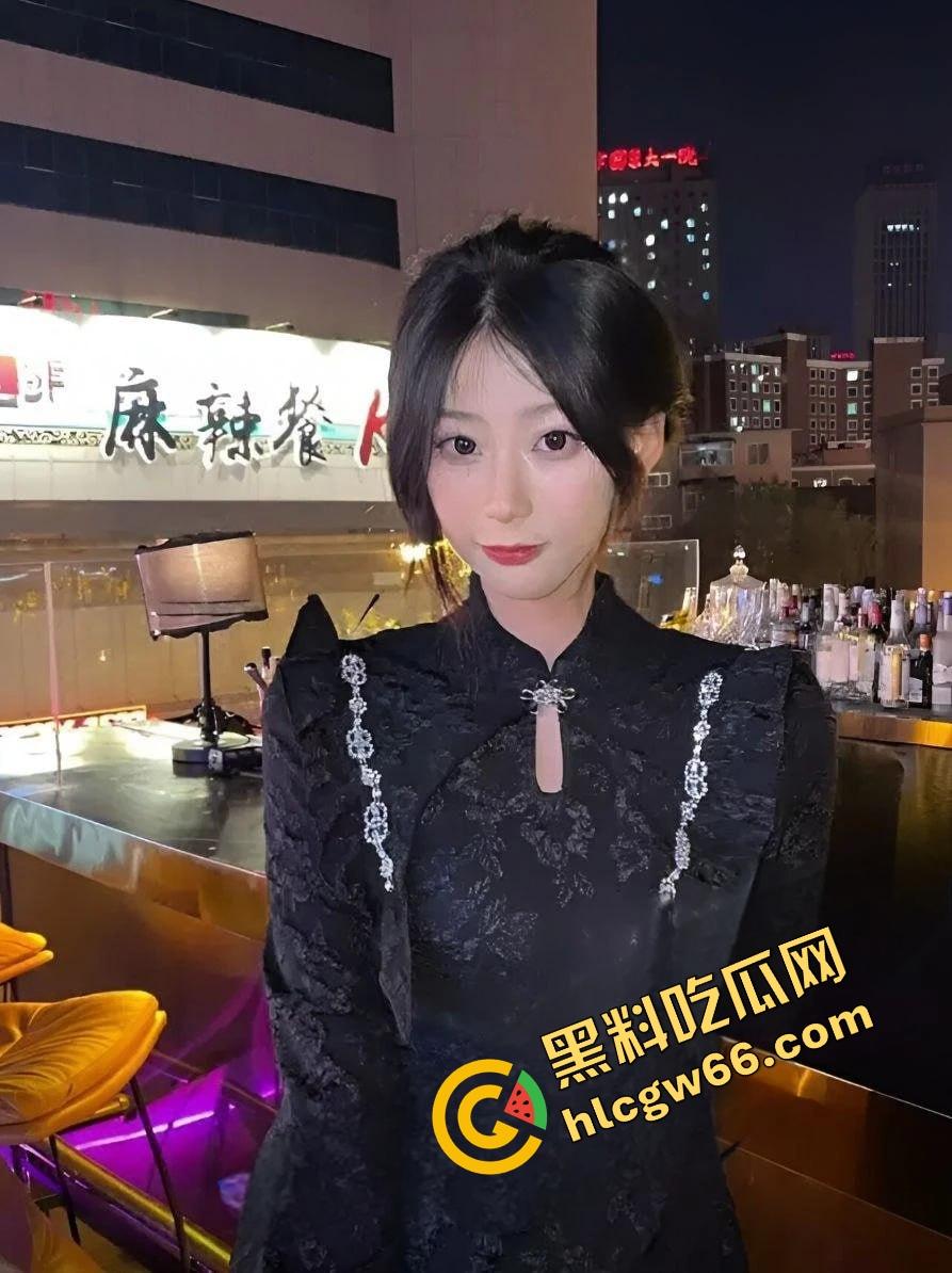 东岭工业学院公交女神『林梦瑶』爆炸流出，穿校服口爆学弟，小穴白虎嫩穴湿得老司机都心动！-5