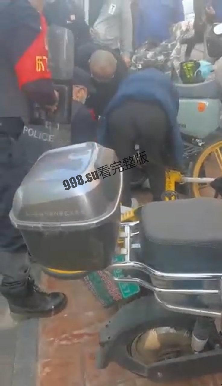 女子排队做核酸,被男子从身后割喉-2