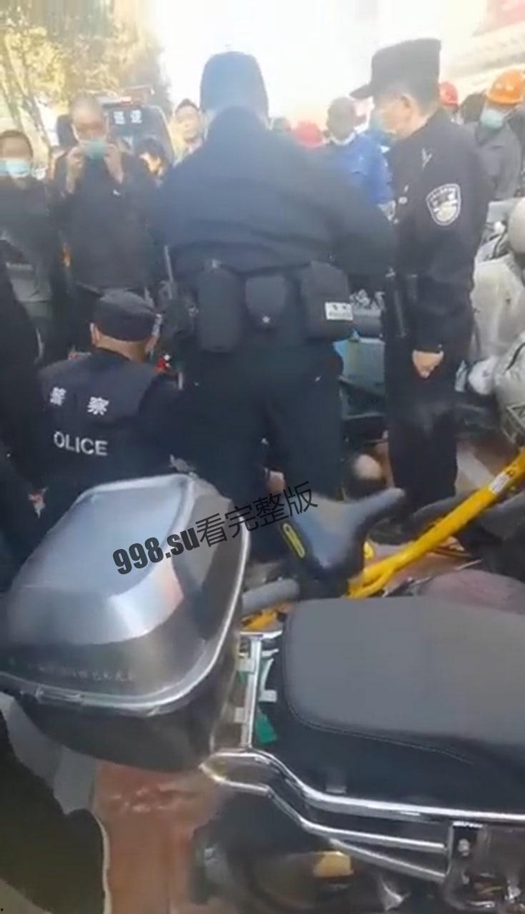 女子排队做核酸,被男子从身后割喉-3