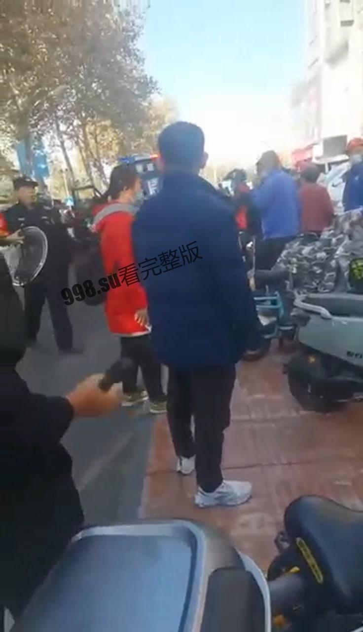 女子排队做核酸,被男子从身后割喉-4