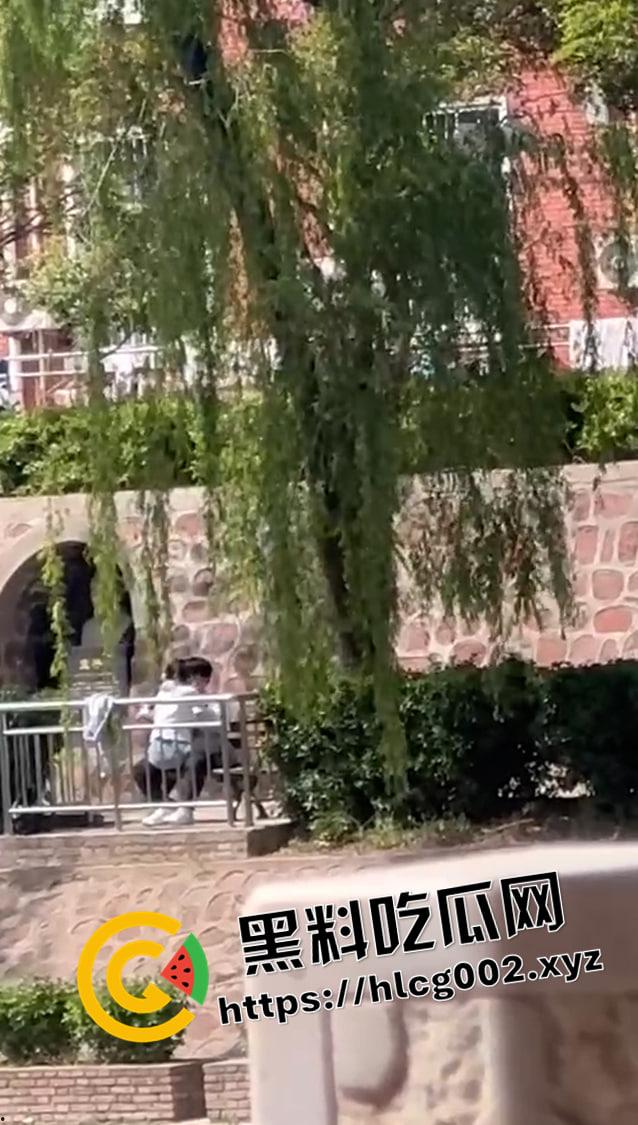 郑州升达经贸管理学院 情侣孟子像前打野战 这是给孟子上生理课吗-1