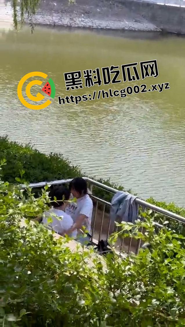 郑州升达经贸管理学院 情侣孟子像前打野战 这是给孟子上生理课吗-2