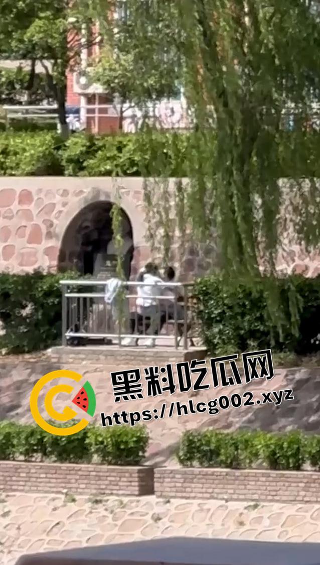郑州升达经贸管理学院 情侣孟子像前打野战 这是给孟子上生理课吗-4