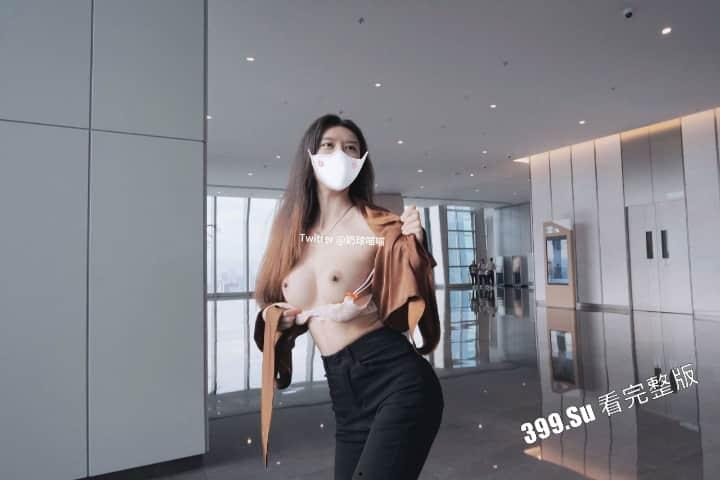 推特 全国可飞的骚逼福利姬 #奶球喵喵 最新户外露出私拍视频精选  场景众多 无视天网系统 肆无忌惮-4