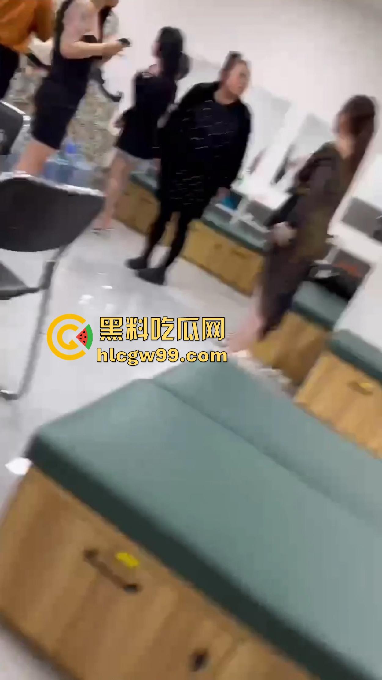 东北沈阳KTV两坐台女激情互骂，扯衣撕扯到大奶全露，饱满乳房狂摇画面辣眼，围观小姐姐都看傻了！-3